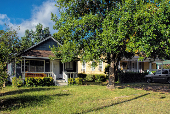 111 1/2 Runnels Street in Willis, TX - Foto de edificio - Building Photo