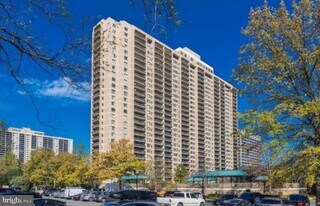 5505 Seminary Rd in Falls Church, VA - Building Photo