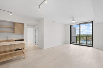 555 NE 8th St, Unit 728 in Fort Lauderdale, FL - Foto de edificio - Building Photo