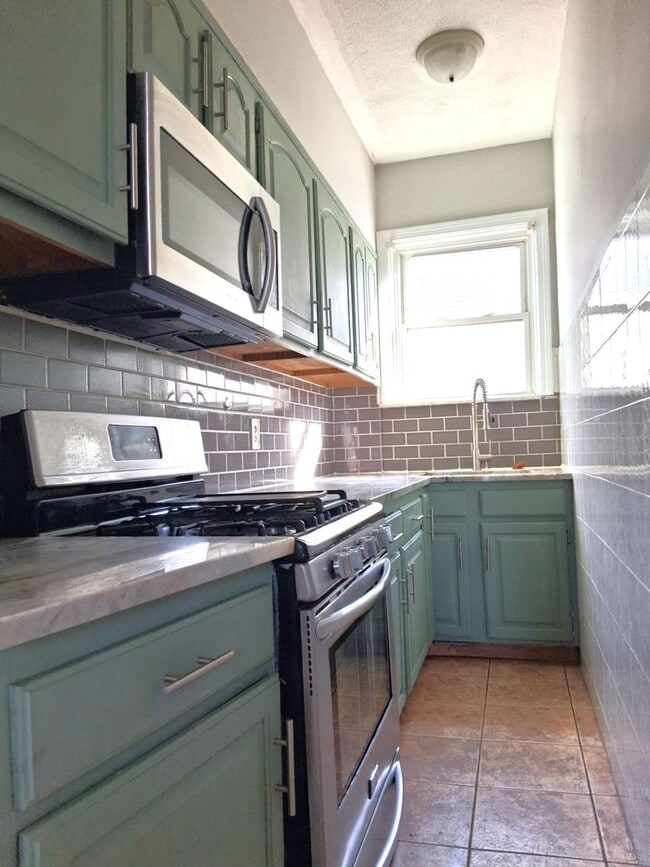 35 Gloucester St, Unit Unit 2 in Providence, RI - Building Photo - Building Photo