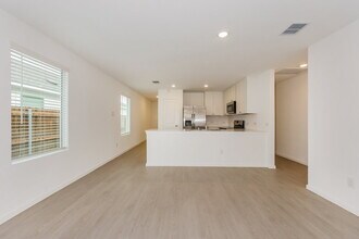 1219 Maple St in Wilmer, TX - Foto de edificio - Building Photo