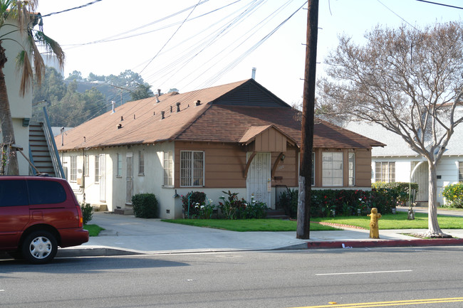 800 E Chevy Chase Dr in Glendale, CA - Foto de edificio - Building Photo