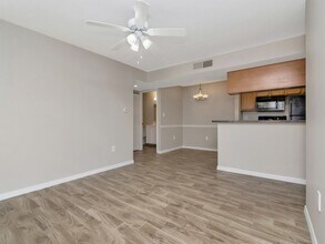 803 Lake Haven Square in Brandon, FL - Building Photo - Building Photo