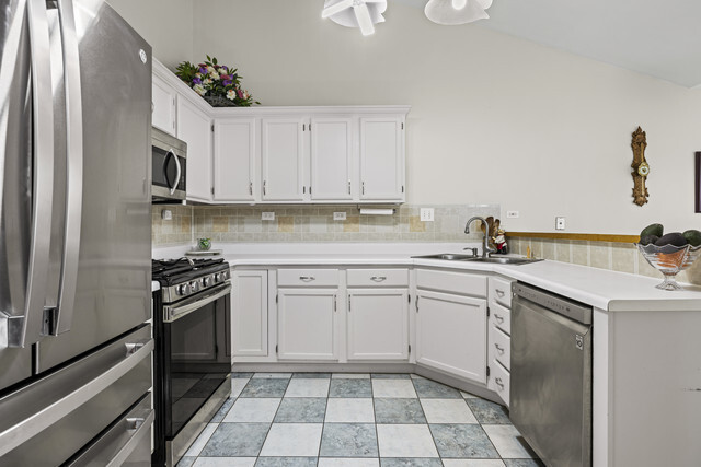 1016 Viewpoint Dr in Lake In The Hills, IL - Building Photo - Building Photo