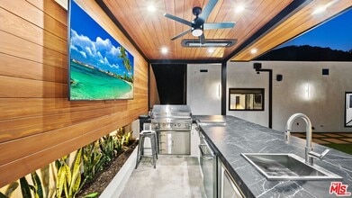 1846 N Franklin Canyon Dr in Beverly Hills, CA - Foto de edificio - Building Photo