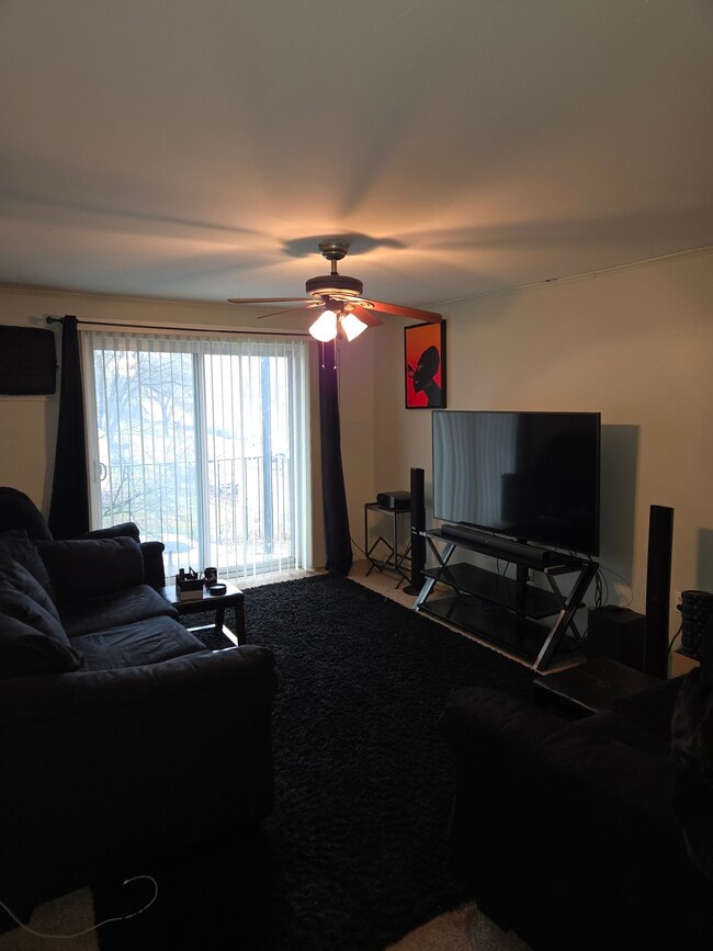 56 Edgeworth St, Unit 11 in Worcester, MA - Foto de edificio - Building Photo