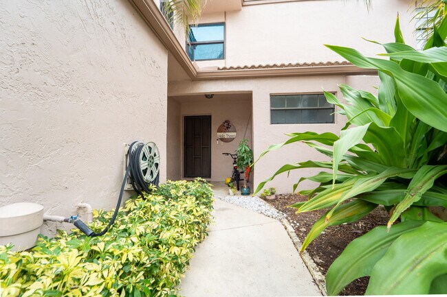 1672 Cypress Pointe Dr in Coral Springs, FL - Building Photo - Building Photo