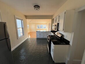 2572 Massachusetts Ave, Unit 2 in Cambridge, MA - Building Photo - Building Photo