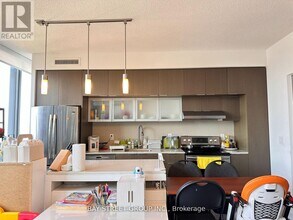 110 Charles St E in Toronto, ON - Building Photo - Building Photo