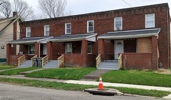 103 E Boston Ave in Youngstown, OH - Building Photo