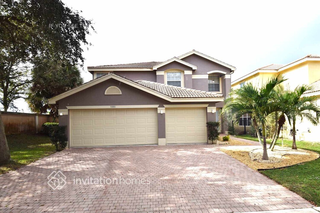 5301 Island Gypsy Dr in Greenacres, FL - Building Photo