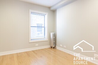 516 W Cornelia Ave, Unit 219 in Chicago, IL - Foto de edificio - Building Photo