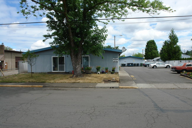 1875 Beach Ave NE in Salem, OR - Building Photo - Building Photo