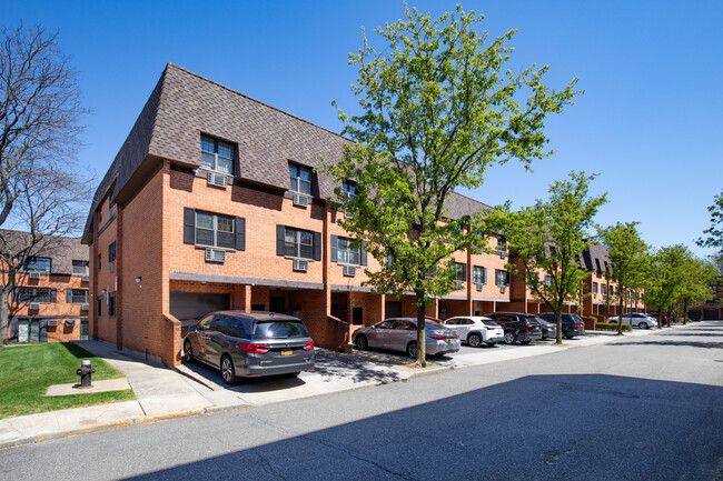 220-45 67th Ave in Oakland Gardens, NY - Foto de edificio - Building Photo