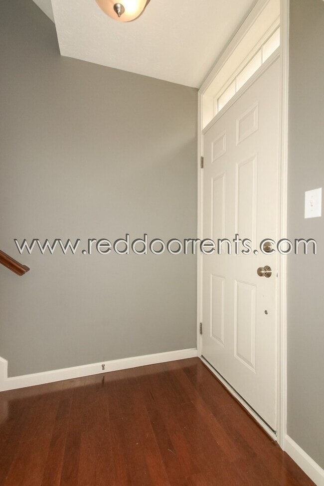 269 1st St NW in Carmel, IN - Foto de edificio - Building Photo