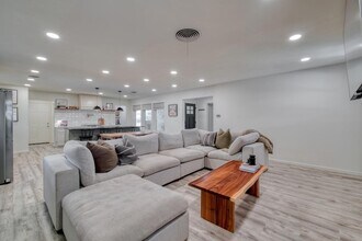 2117 Gaston Pl Dr in Austin, TX - Foto de edificio - Building Photo