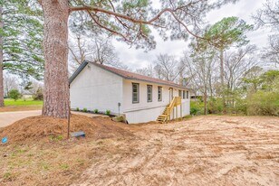145 W Houston Ave in Onalaska, TX - Building Photo