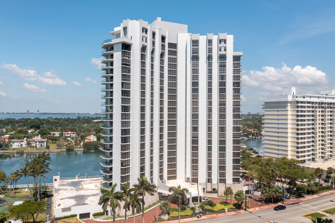 Tower House in Miami Beach, FL - Foto de edificio