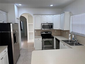 5060 SW 159th Ave in Miami, FL - Building Photo - Building Photo