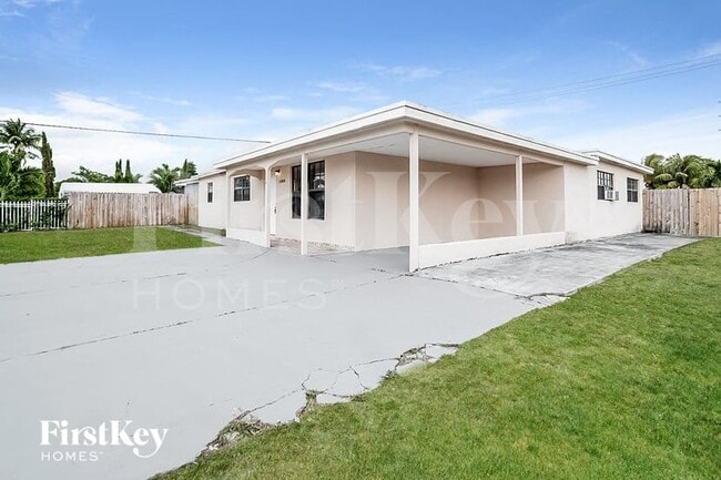 1000 NE 211th Terrace in Miami, FL - Building Photo - Building Photo