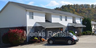 96 Boncarbo Ln in Hurricane, WV - Building Photo