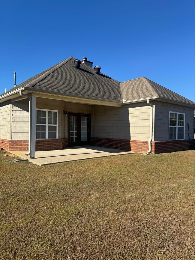 1017 Fairbank Ln in Chelsea, AL - Foto de edificio - Building Photo