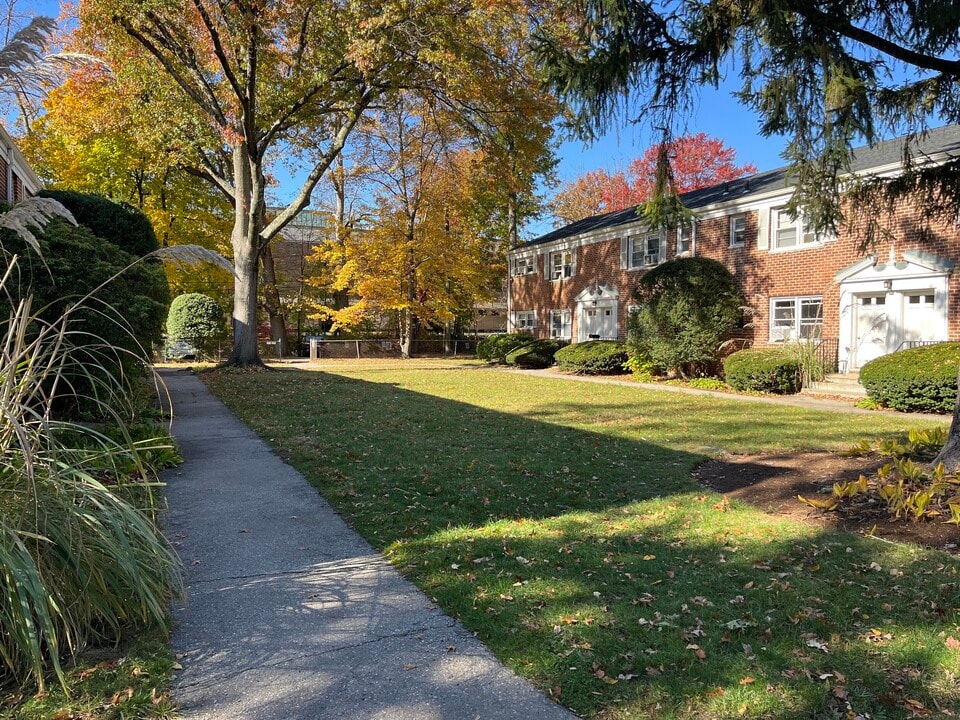 20 North St in Stamford, CT - Building Photo