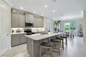 28025 Seasons Tide Ave in Bonita Springs, FL - Foto de edificio - Building Photo