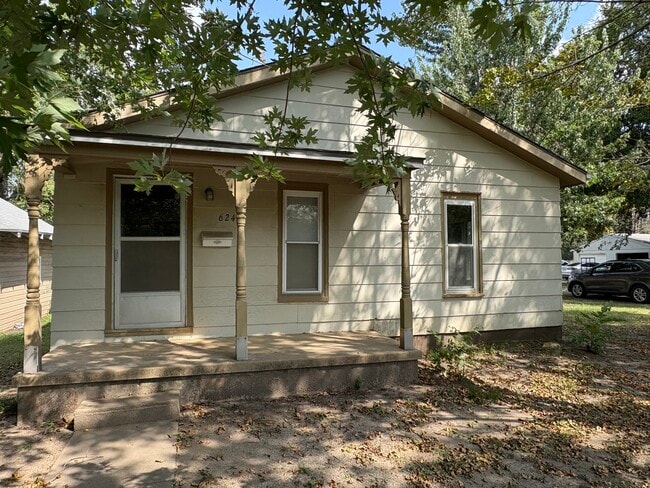 property at 624 E 8th St
