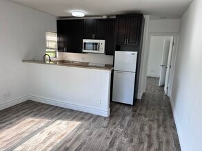 1265 S Cloverdale Ave, Unit 1265 1-2 in Los Angeles, CA - Building Photo - Building Photo