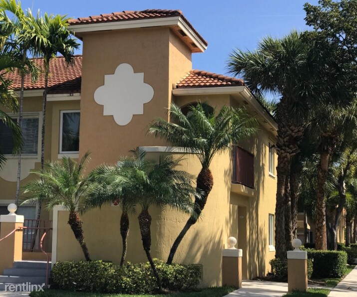 7921 NW 6th St in Pembroke Pines, FL - Building Photo