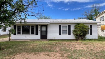 2109 42nd St in Snyder, TX - Building Photo