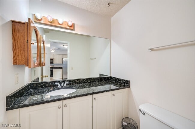 25490 Cockleshell Dr in Bonita Springs, FL - Foto de edificio - Building Photo