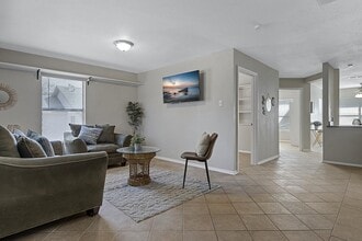 14102 N Hills Village Dr in San Antonio, TX - Foto de edificio - Building Photo