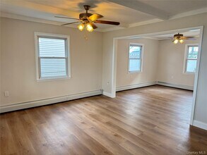 129 Spring Ln in Levittown, NY - Building Photo - Building Photo