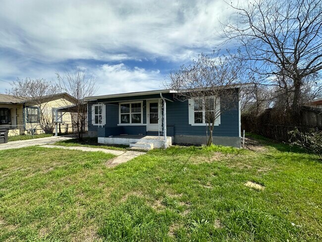 130 Loma Park Dr in San Antonio, TX - Foto de edificio - Building Photo