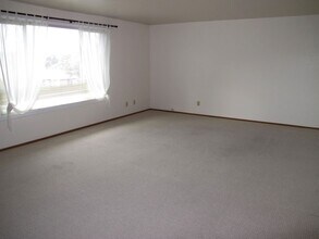 775 NE Koetje St-Unit -103 in Oak Harbor, WA - Building Photo - Building Photo