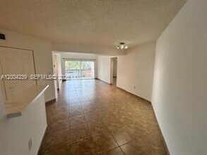 6292 NW 186th St in Hialeah, FL - Foto de edificio - Building Photo