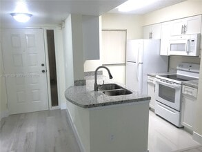 2831 N Oakland Forest Dr in Oakland Park, FL - Building Photo - Building Photo