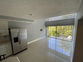 8897 Fontainebleau Blvd in Miami, FL - Building Photo - Building Photo