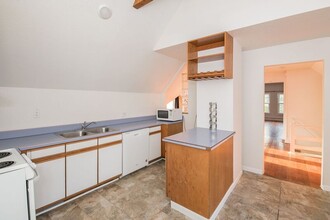 2103 NW Hoyt St in Portland, OR - Building Photo - Building Photo