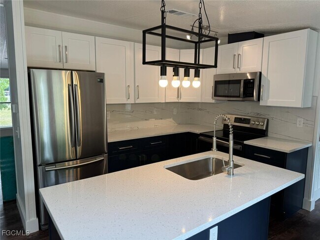 6561 Eastwood Acres Rd in Ft. Myers, FL - Building Photo - Building Photo