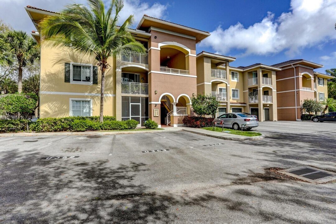 6533 Emerald Dunes Dr-Unit -304 in West Palm Beach, FL - Building Photo