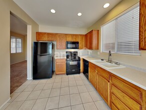 8116 Caspian Moon Dr in Las Vegas, NV - Building Photo - Building Photo