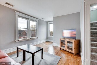1113 26th Ave NE, Unit 2 in Minneapolis, MN - Foto de edificio - Building Photo