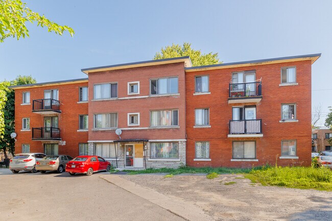 11915 Michel-Sarrazin Rue in Montréal, QC - Building Photo - Building Photo