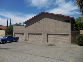 2921 La Costa St in Bakersfield, CA - Foto de edificio - Building Photo