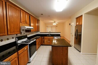 34 Windsor Pond Rd in West Windsor Township, NJ - Building Photo - Building Photo