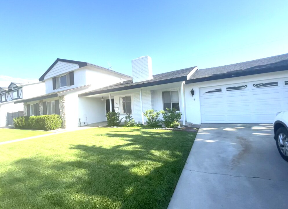 1666 W Chanticleer Rd in Anaheim, CA - Building Photo
