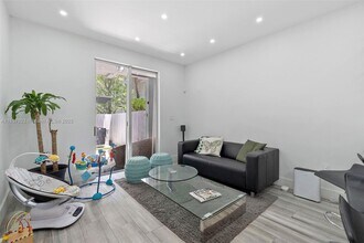 10705 NW 74th Terrace in Doral, FL - Building Photo - Building Photo